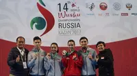 Atlet wushu Indonesia, Lindswell Kwok (ketiga dari kanan), meraih medali emas nomor Taijiquan pada Kejuaraan Dunia Wushu 2017 di Kazan, Rusia, 28 September-3 Oktober. (Humas PB WI)