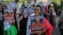 Peserta aksi membawa poster saat menggelar aksi didepan Kedutaan Besar Myanmar, Jakarta, Jumat (15/9). Dalam aksinya mereka meminta pemerintah Myanmar untuk menghentikan pembantaian warga etnis Rohingnya. (Liputan6.com/Fiazal Fanani)