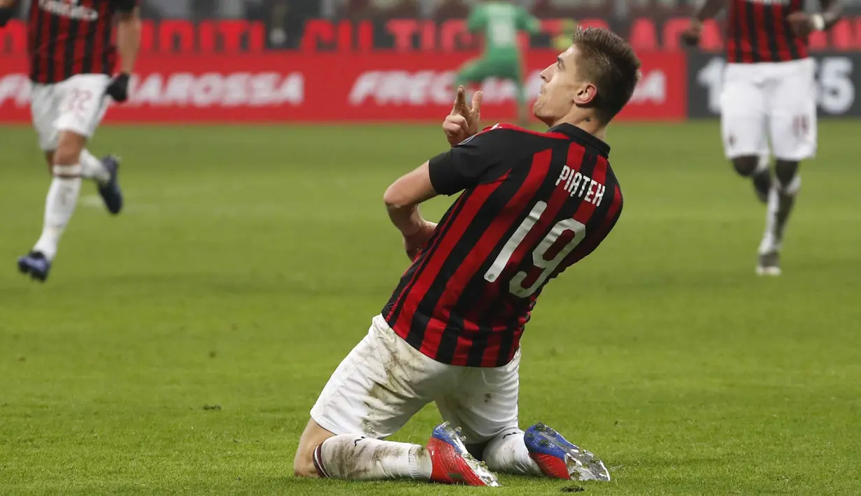 1. Krzysztof Piatek (AC Milan) - Striker yang baru direkrut dari Genoa itu tampil apik bersama AC Milan. Ia sukses memecahkan rekor Rossoneri berusia 70 tahun yaitu menjadi pemain tercepat yang mencetak enam gol sejak laga debutnya. (AP/Antonio Calanni)