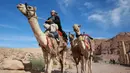 Wisatawan jalan-jalan saat mengunjungi kota arkeologi Petra, Yordania, Kamis (21/11/2019). Pada masanya, Petra pernah menjadi jalur perdagangan yang strategis. (AHMAD ABDO/AFP)