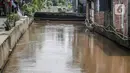 Kondisi bantaran Kali Induk Kramat Jati, Jakarta, Rabu(18/5/2022). Pemprov DKI Jakarta melalui Dinas Sumber Daya Air (SDA) berencana akan menormalisasi Kali Induk secara keseluruhan guna mencegah banjir yang melanda kawasan tersebut saat hujan deras mengguyur. (Liputan6.com/FaizaL Fanani)