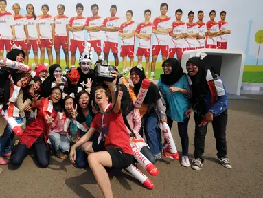 Sejumlah supporter berfoto bersama salah satu pewarta asal Jepang di IstoraSenayan, Jakarta, Rabu (12/8/2015). Kejuaraan Dunia Bulutangkis 2015 berlangsung 10-16 Agustus. (Liputan6.com/Helmi Fithriansyah)