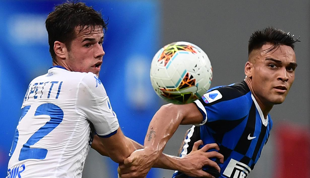 Penyerang Inter Milan, Lautaro Martinez, berebut bola dengan pemain Brescia pada laga lanjutan Serie A pekan ke-29 di Giuseppe Meazza, Kamis (2/7/2020) dini hari WIB. Inter Milan menang 6-0 atas Brescia. (AFP/Miguel Medina)