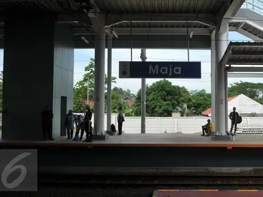 Penumpang menunggu kedatangan kereta di peron Stasiun Maja, Lebak, Banten, Rabu (11/5). Perombakan yang dimulai sejak 2 tahun lalu itu terlihat hasilnya, mulai dari gerbang depan hingga bagian dalam terlihat lebih modern. (Liputan6.com/Gempur M Surya)
