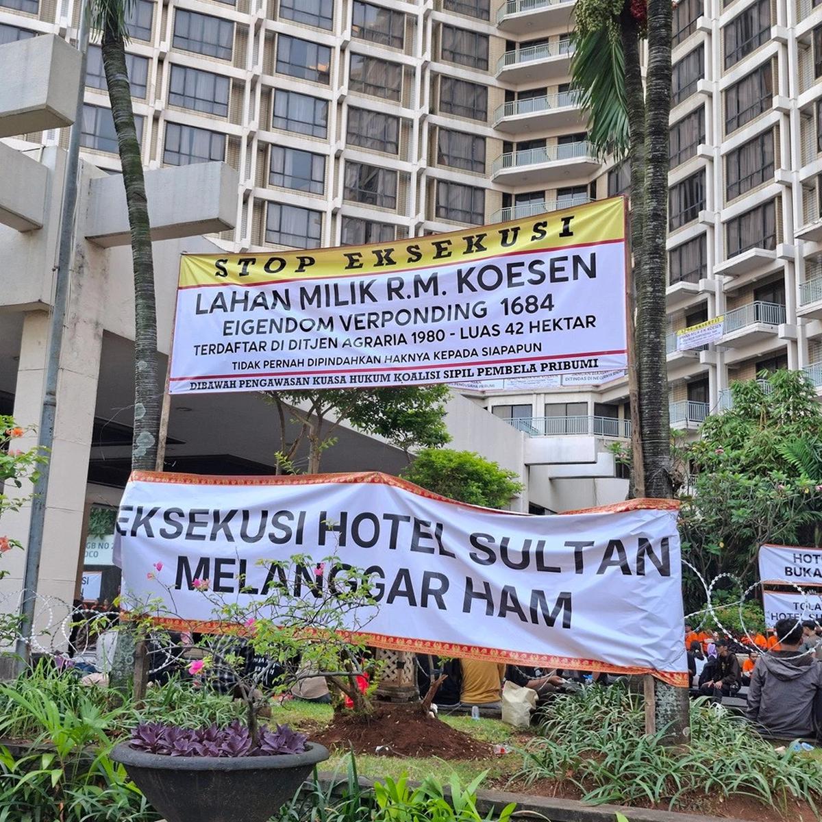 Massa Tolak Eksekusi Hotel Sultan