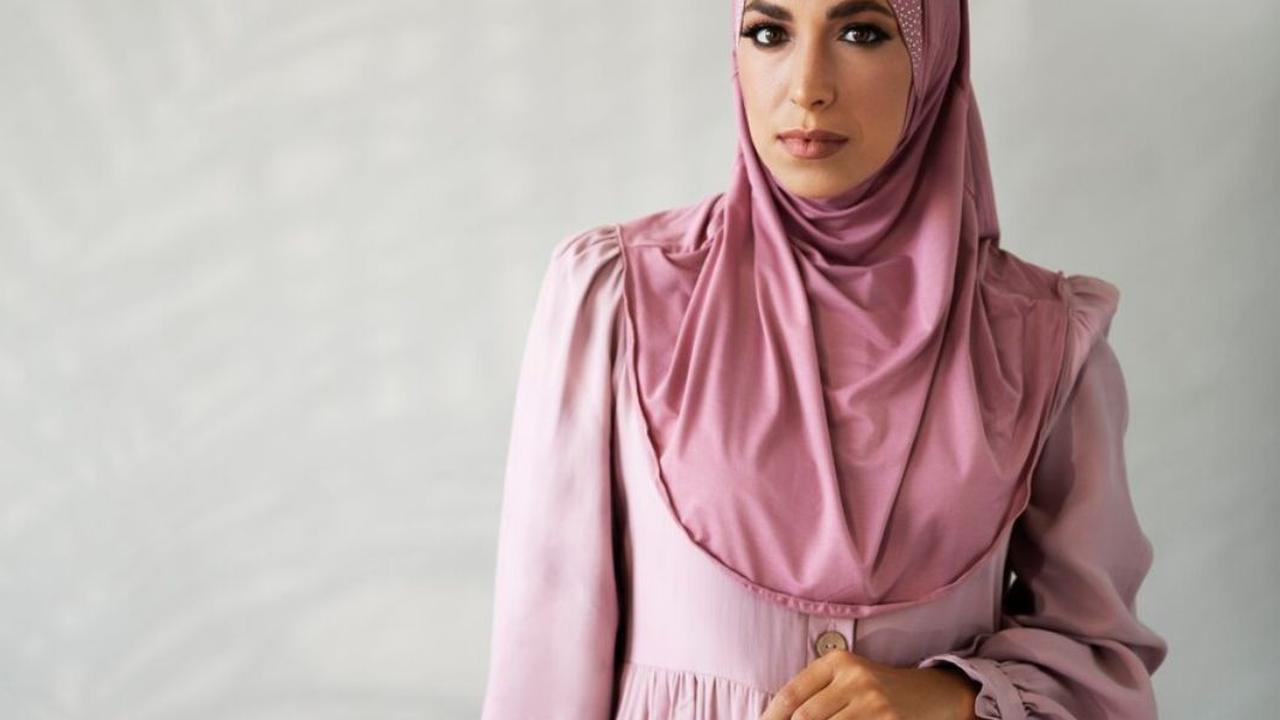 5 Model Gamis Syar'i dengan Aksen Kancing Depan, Cocok untuk Busui