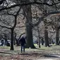 Warga berolahraga di Taman Hagley di Christchurch, Selandia Baru pada Minggu (9/8/2020). Selandia Baru pada Minggu kemarin telah berhasil melewati 100 hari tanpa merekam kasus Virus Corona COVID-19 yang ditularkan secara lokal. (AP Photo/Mark Baker)