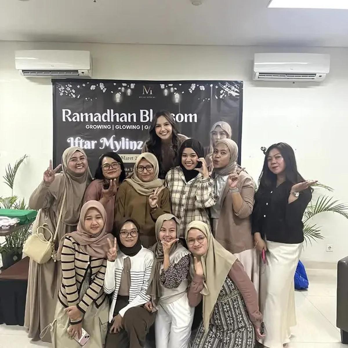Potret 6 Artis Buka Puasa Bareng Fans Ini Penuh Kehangatan, Kekeluargaannya Terasa