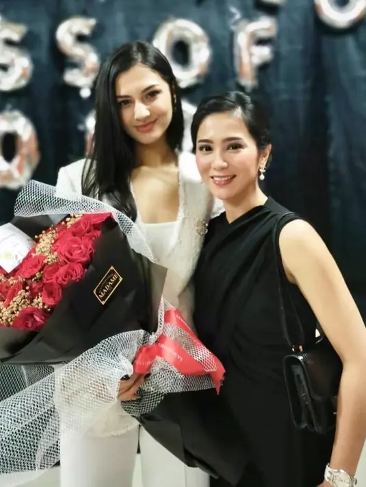 Dalam sebuah momen kelulusan Kareena Kaur, terlihat Bunga Zainal dan kedua anak kandungnya menghadiri acara Kareena dan memberikan selamat. Potret berdua antara Bunga Zainal dan Kareena memang jarang, lebih banyak saat keduanya bersama sama dengan kedua anak Bunga. (Liputan6.com/IG/@bungazainal05)