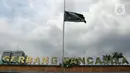 Massa juga mengibarkan bendera berwarna hitam dengan tulisan 'Indonesia Gelap' yang dipasang di tiang bendera yang ada di depan gerbang Pancasila gedung DPR RI. (Liputan6.com/Herman Zakharia)