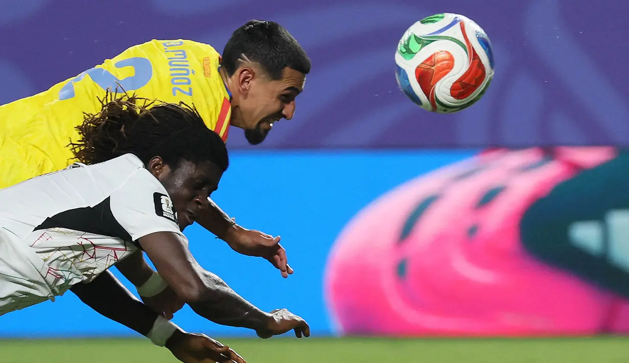 Pemain Ghana Caleb Yirenkyi berebut bola dengan pemain Colombia Daniel Munoz pada pertandingan sepak bola babak 32 besar Piala Dunia 2026 antara Kolombia dan Ghana di Stadion Kansas City di Kansas City, Jumat (03/07/2027). (AFP/ Odd Andersen)