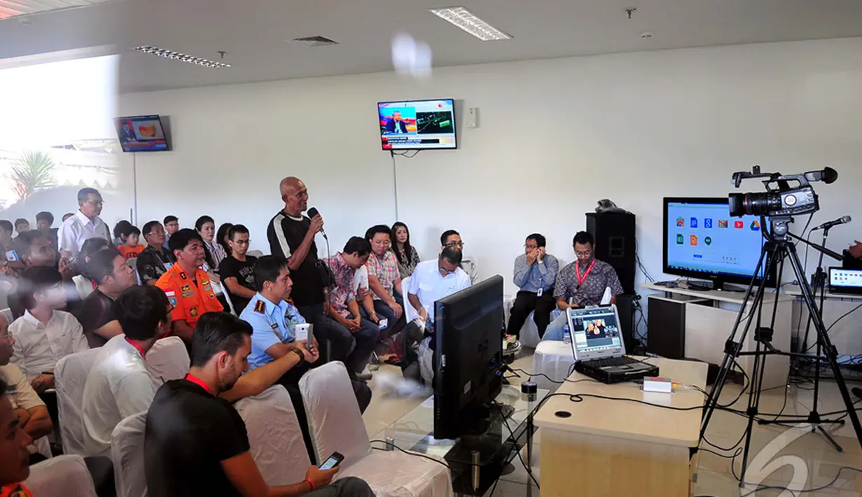 Pihak Keluarga  yg berada di posko crisis center menanyakan langsung oleh tim SAR yang ada dilapangan mengenai evakuasi pesawat AirAsia QZ8501 yang hilang kontak ,  Surabaya, Selasa (30/12). (Liputan6.com/Johan Tallo)