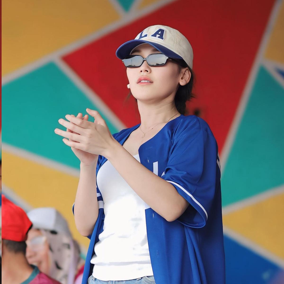 Potret Ayu Ting Ting Ikut Pertandingan Voli