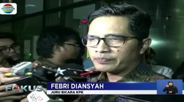 Penyidik KPK tiba di Gedung KPK usai melakukan penggeledahan di beberapa lokasi. Dari sembilan orang yang ditangkap, satu di antaranya merupakan anggota DPR RI.