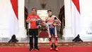 Presiden Joko Widodo berfoto dengan pembalap Repsol Honda, Marc Marquez, di Istana Merdeka, Jakarta, Rabu (16/3/2022). Para pembalap datang dengan memakai setelah baju khusus balap motor yang akan dipakai dalam Grand Prix Indonesia di Mandalika. (Lukas - Biro Pers/Setpres)