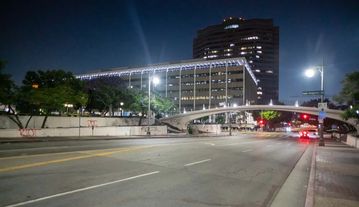Suasana jalan raya di dekat gedung Federal ketika jam malam diberlakukan menyusul protes berhari-hari sebagai tanggapan atas operasi imigrasi federal di Los Angeles, Amerika Serikat, pada 10 Juni 2025 waktu setempat. (RINGO CHIU/AFP)