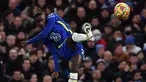 Chelsea terpaksa harus kehilangan bek tengah tangguhnya, Antonio Rudiger pada musim panas 2022. Bahkan, pemain asal Jerman tersebut dilepas menuju ke Real Madrid dengan status bebas transfer atau gratis. Padahal, The Blues kala itu harus menebus harga 38 juta euro dari AS Roma pada 2017 lalu. Rudiger sendiri berhasil tampil konsisten selama di Stamford Bridge bahkan mampu memberikan sejumlah titel bergengsi untuk Chelsea. (AFP/Ben Stansall)