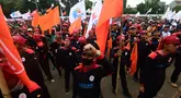 Ratusan buruh yang tergabung dalam Koalisi Serikat Pekerja dan Partai Buruh (KSP-PB), termasuk Konfederasi Serikat Pekerja Indonesia (KSPI) menggelar aksi unjuk rasa di depan Gedung MPR-DPR-DPD RI, Jakarta, Kamis (28/8/2025). (merdeka.com/Arie Basuki)
