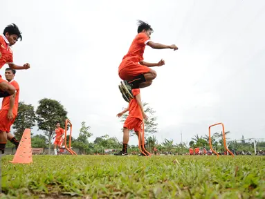 Pemain Persija melakukan lompatan saat latihan di National Youth Training Centre, Sawangan, Depok, Selasa (24/1). Latihan ini bagian persiapan mengarungi kompetisi musim 2017. (Liputan6.com/Helmi Fithriansyah)  