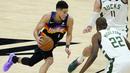 Suns terus menjaga keunggulan atas Bucks di quarter keempat. Rekan Chris Paul, Devin Booker menjadi salah satu pemain yang berjasa menjaga keunggulan Phoenix Suns pada pertandingan ini. Ia berkontribusi mencetak 27 poin untuk Suns. (Foto: AP/Matt York)