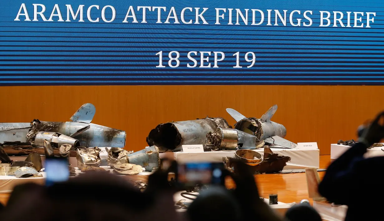Puing-puing rudal yang digunakan dalam serangan kilang minyak Aramco ditunjukkan dalam konferensi pers di Riyadh, Arab Saudi, Rabu (18/9/2019). Menteri Luar Negeri AS Mike Pompeo menyebut serangan terhadap kilang minyak Arab Saudi pada 14 September lalu merupakan aksi perang. (AP Photo/Amr Nabil)