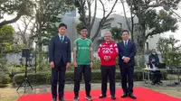 Pratama Arhan diperkenalkan secara resmi oleh Tokyo Verdi di Wisma Duta KBRI Tokyo, Jumat (25/3/2022). (dok. KBRI Tokyo)