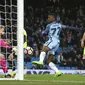 Pemain Manchester City, Kelechi Iheanacho (tengah) mengecoh kiper Huddersfield Town dengan golnya pada laga Piala FA putaran kelima di Etihad stadium, Manchester, Wednesday, (1/3/2017). Man.City menang 5-1. (AP/Dave Thompson)