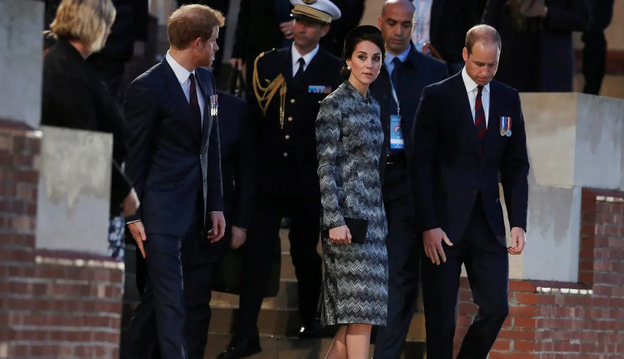 Pangeran William bersama istrinya, Kate Middleton, Duchess of Cambridge dan adiknya Pangeran Harry  usai menghadiri peringatan Thiepval menjelang 100 tahun Pertempuran Somme di Thiepval, Prancis, (30/6).  (REUTERS/Phil Noble)