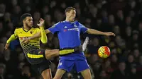 Gelandang Chelsea, Nemanja Matic, menahan laju pemain Watford, Etienne Capoue, pada laga Liga Premier Inggris. Sementara Watford kini berada pada peringkat ke-9. (Reuters/John Sibley)