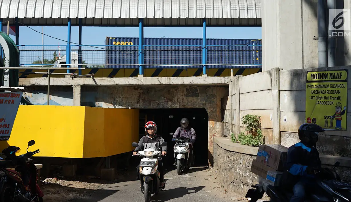 Pengendara motor melintasi terowongan di bawah Jalan Tol Jagorawi, kawasan Kampung Rambutan, Jakarta, Rabu (21/8/2019). Meskipun sempit dan gelap, namun terowongan itu menjadi akses alternatif pengguna jalan untuk menyeberangi Jalan Tol Jagorawi di kawasan tersebut. (Liputan6.com/Immanuel Antonius)