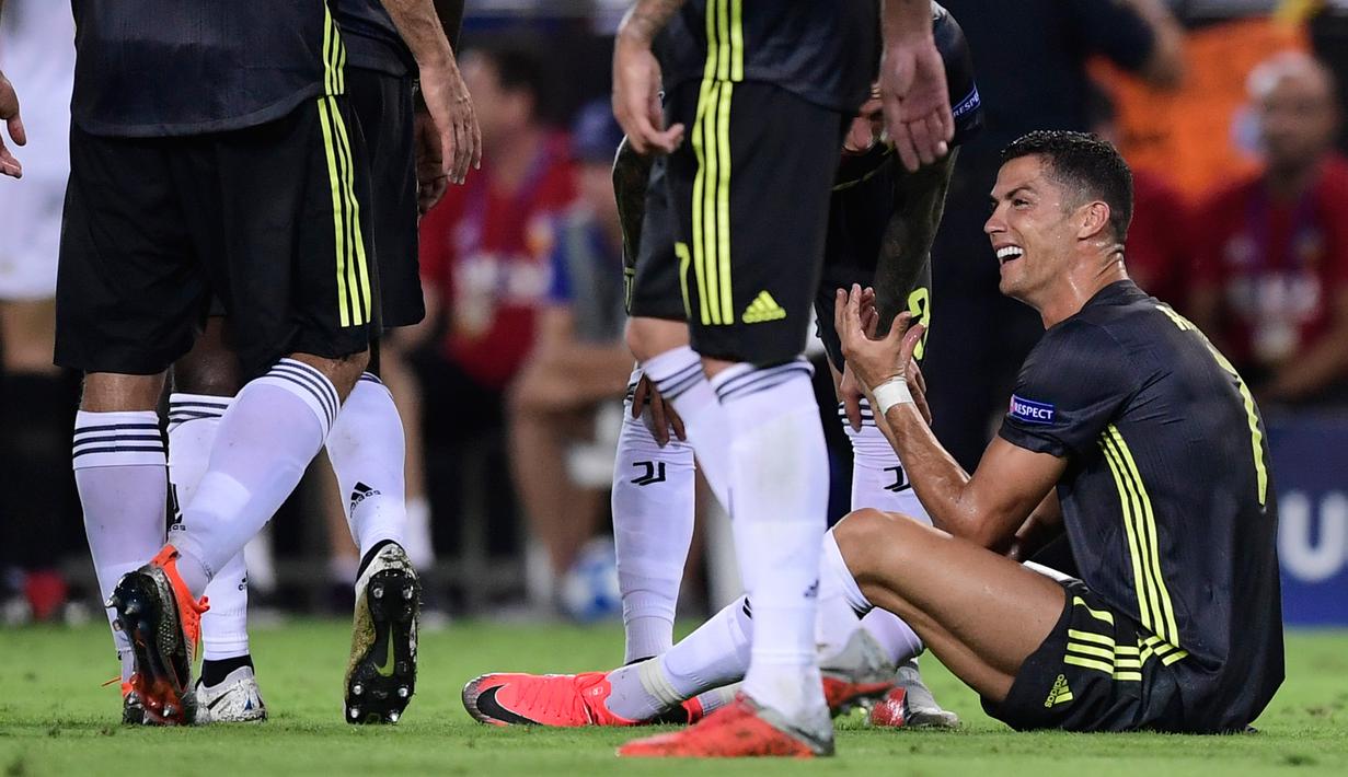 Pemain Juventus, Cristiano Ronaldo bereaksi setelah menerima kartu merah saat melawan Valencia pada matchday pertama Grup H Liga Champions, di Stadion Mestalla, Rabu (19/9). Ini menjadi kartu merah pertama Ronaldo di Liga Champions. (JAVIER SORIANO/AFP)