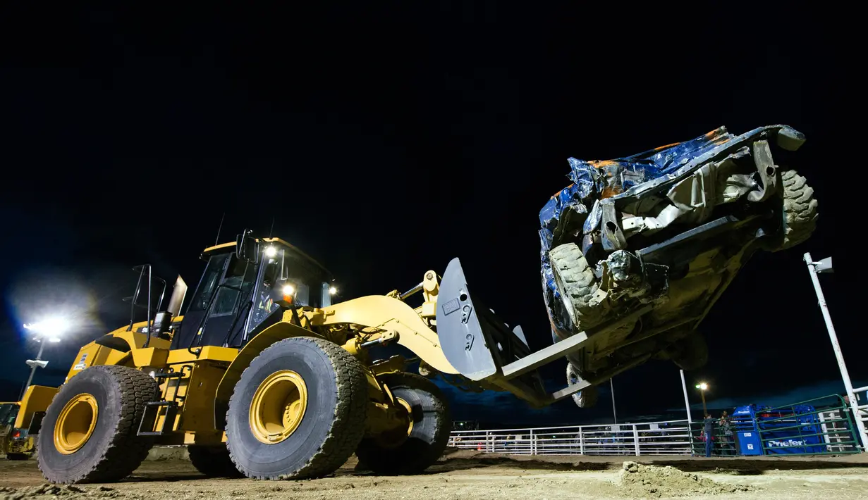 Sebuah truk membawa mobil yang tersingkir akibat hancur saat kompetisi kelas Weld Limited selama Turnamen Kremmling Demolition Tahunan ke-11 di Grand County Fairgrounds (19/8). (AFP Photo/Jason Connolly)