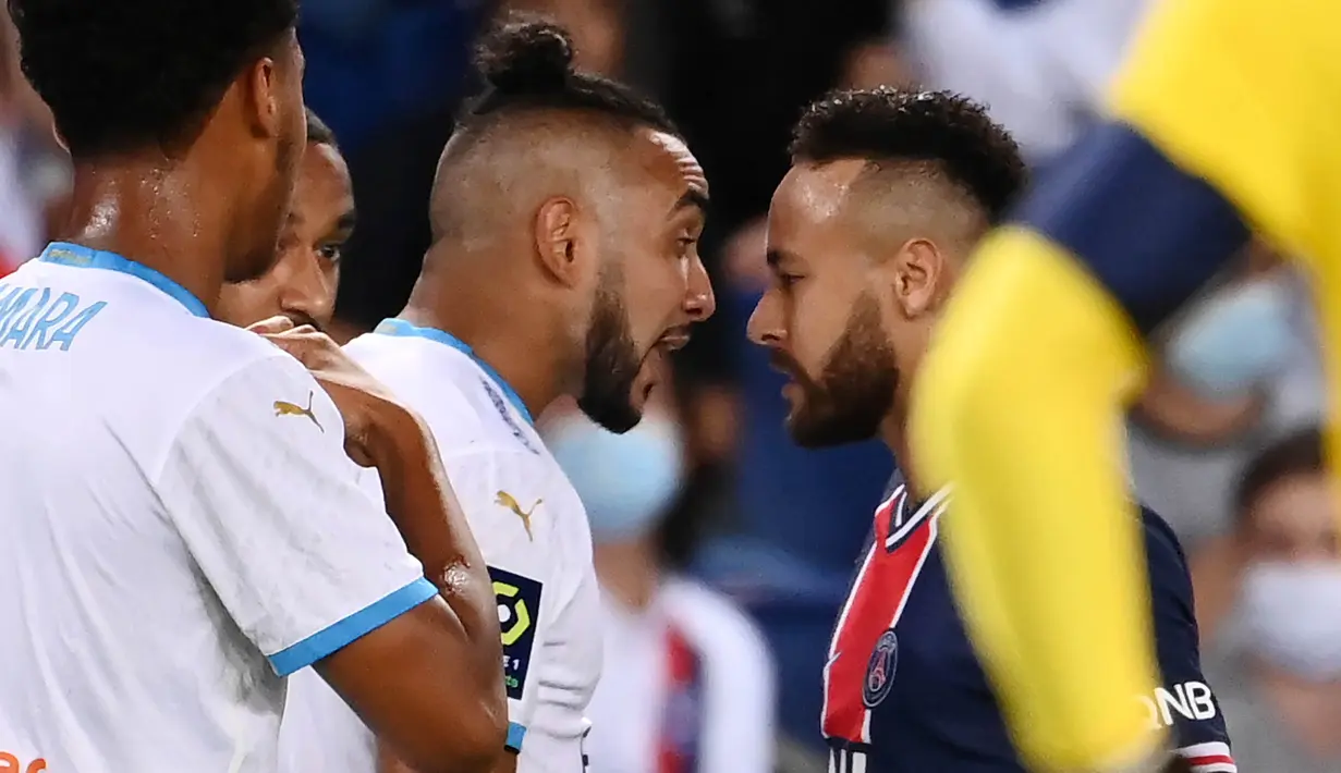 Striker Paris Saint-Germain, Neymar, bersitegang dengan pemain Marseille, Dimitri Payet, pada laga Liga Prancis di Stadion Parc de Princes, Minggu (13/9/2020).  (Photo by FRANCK FIFE / AFP)