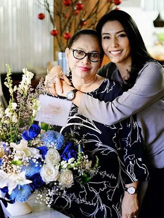 Setelah sang mama meninggal dunia, Tyas Mirasih sudah tak ada lagi orang tua. Sekedar informasi, ayahnya, Surman Widiatmo telah meninggal dunia pada tahun 2010 silam. [Instagram/tyasmirasih]