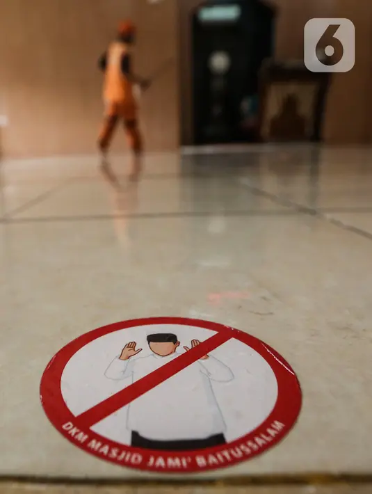 Petugas dari Kelurahan Keagungan menyemprotkan cairan disinfektan di dalam Masjid Jami Baitussalam, Jakarta Barat, Jumat (8/1/2020). Penyemprotan disinfektan di setiap sudut masjid yang sering digunakan oleh jemaah tersebut untuk mencegah penyebaran virus Corona COVID-19. (Liputan6.com/Johan Tallo)