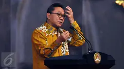 Ketua MPR Zulkifli Hasan memberi sambutan pada sosialisasi Empat Pilar MPR di Kompleks Parlemen Senayan, Jakarta, Kamis (14/4). MPR mendapat penghargaan rekor MURI yaitu sosialisasi 4 pilar menggunakan 1.000 pemusik keroncong. (Liputan6.com/Johan Tallo)
