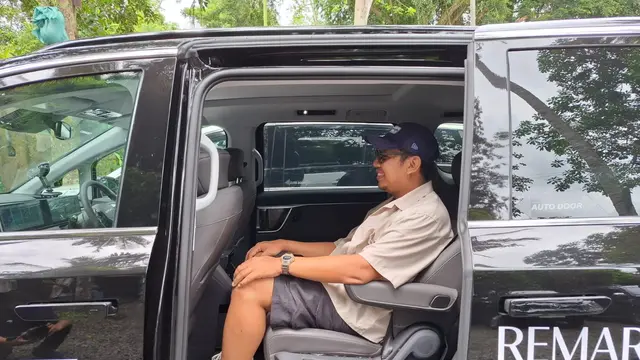 Merasakan Kenyamanan Kursi Penumpang MPV Listrik Mewah Maxus Mifa 7 (Arief A/Liputan6.com)