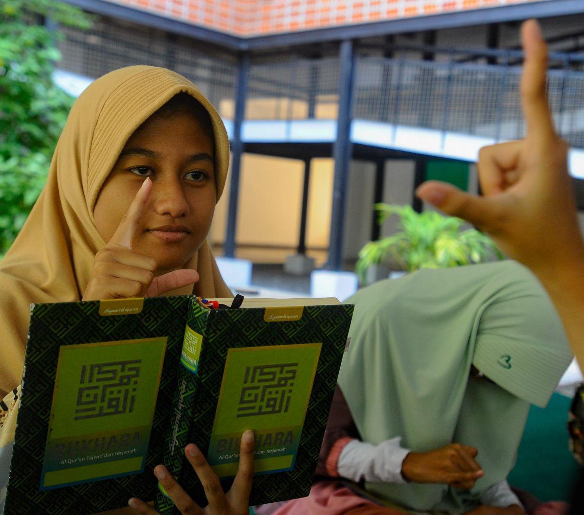 Sejumlah santri disabilitas tunarungu atau tuli belajar mengaji di Pondok Pesantren Tahfidz Difabel KH Ahmad Lutfi Fathullah, Jakarta, Kamis  (21/3/2024). Bulan suci Ramadan dimanfaatkan umat Islam,&nbsp;termasuk santri tunarungu di Ponpes Tahfidz Difabel