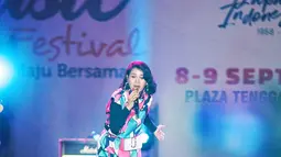 Penyanyi jazz Andien Aisyah tampil di panggung Jak-Japan Matsuri 2018 di Plaza Tenggara, Senayan, Jakarta, Sabtu (8/9). Penampilan Andien dimeriahkan dengan kerlap-kerlip lampu panggung. (Liputan6.com/Faizal Fanani)