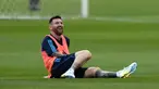 Pemain Argentina Lionel Messi saat menjalani sesi latihan tim sebelum pertandingan sepak bola Kualifikasi Piala Dunia 2026 melawan Paraguay di Buenos Aires, Argentina, 10 Oktober 2023. Selama menjalani latihan, Lionel Messi tampak melepaskan tawa dan bercanda dengan rekan rekannya. (AP Photo/Gustavo Garello)