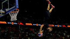 Anggota Crazy Dunkers beraksi saat jeda laga persahabatan antara Spanyol dan Lithuania sebagai persiapan jelang Olimpiade Rio 2016 di Malaga, Spanyol, (21/7/2016). (Reuters/Jon Nazca)