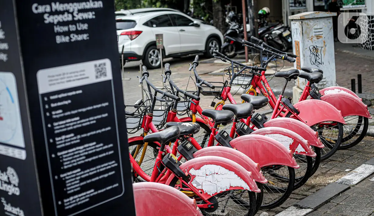 Deretan sepeda sewa yang terbengkalai terparkir di Pasar Baru, Jakarta, Rabu (30/11/2022). Dinas Perhubungan DKI Jakarta akan menarik 218 unit sepeda sewa di 67 titik tambat di Ibu Kota secara bertahap karena kesulitan pendanaan dari operator. (Liputan6.com/Faizal Fanani)