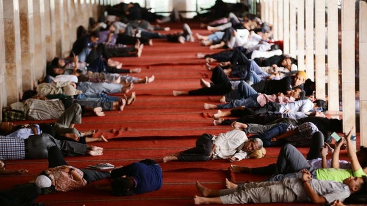 Ratusan jemaah tertidur usai Jumatan di Masjid Istiqlal