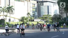 Sejumlah pesepeda melintas di kawasan Bundaran HI, Jakarta, Minggu (24/5/2020). Adanya PSBB serta Hari Raya Idul Fitri 1441 H dimanfaatkan sebagian warga untuk bersepeda di jalan protokol yang sepi dibanding hari biasa. (Liputan6.com/Immanuel Antonius)