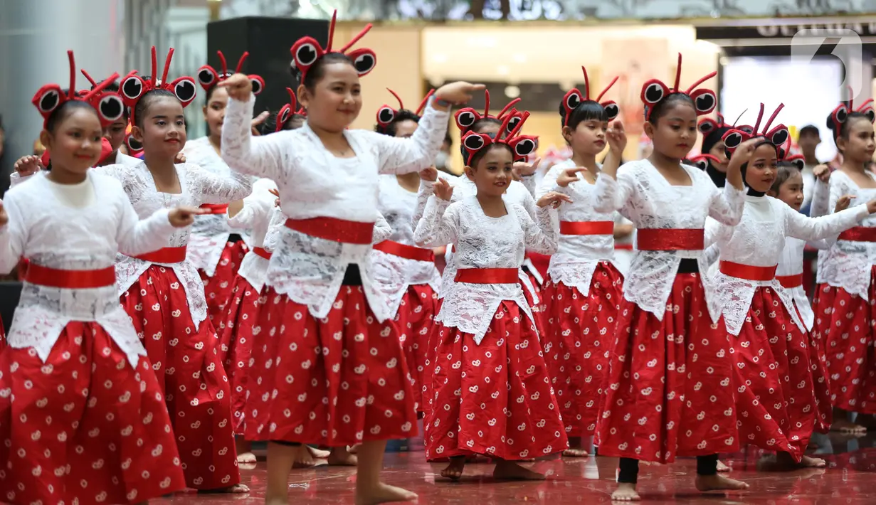 Penari dari Yayasan Belantara Budaya Indonesia menghibur pengunjung Margo City dalam campign tahunan bertajuk Tunjukkan Indonesiamu dalam memperingati Hari Kemerdekaan Republik Indonesia ke 78, Depok, Jawa Barat, Sabtu (19/8/2023). (Liputan6.com/Johan Tallo)