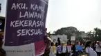 Massa yang tergabung dalam Jaringan Muda Setara menunjukkan poster saat aksi menuntut keadilan untuk WA korban pemerkosaan di kawasan Bundaran HI, Jakarta, Minggu (5/8). (Merdeka.com/Iqbal S. Nugroho)