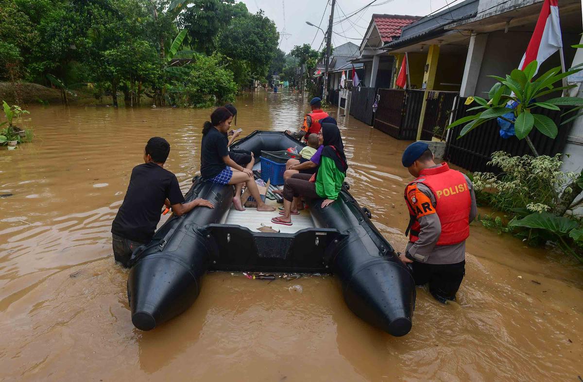 FOTO: Tanggul Jebol, 2.000 Warga Villa Pamulang Terdampak Banjir