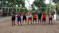 Salah satu tim dari Kecamatan Kedungtuban bersiap latihan untuk ikut turnamen voli Siswanto Cup VII (Liputan6.com/Ahmad Adirin)