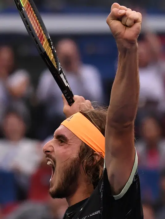 Petenis Yunani, Stefanos Tsitsipas berselebrasi setelah mengalahkan Novak Djokovic dari Serbia pada perempat final tunggal putra tenis Shanghai Masters di Qizhong Forest Sports City Tennis Center di Shanghai, China (11/10/2019). Tsitsipas menang 3-6, 7-5, 6-3 atas Djokovic. (AFP Photo/Noel Celis)