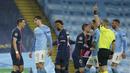 Gelandang Paris Saint-Germain, Angel Di Maria (kiri) menerima kartu merah dari wasit Bjorn Kuipers saat melawan Manchester City dalam laga leg kedua semifinal Liga Champions 2020/2021 di Etihad Stadium, Selasa (4/5/2021). PSG kalah 0-2 dari Manchester City. (AP/Dave Thompson)
